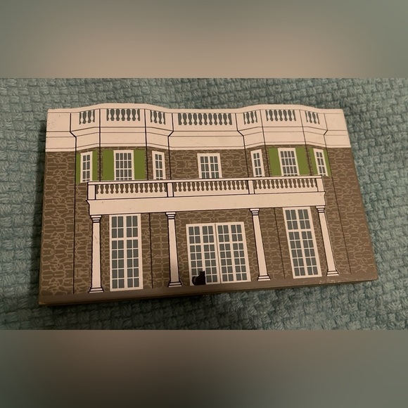 Vintage 1995 CAT'S MEOW ELEANOR ROOSEVELT'S HOME WOOD CUT SHELF SITTER - Picture 1 of 6